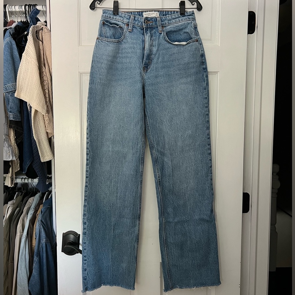 Abercombie and Fitch 90s High Rise Relaxed Jeans